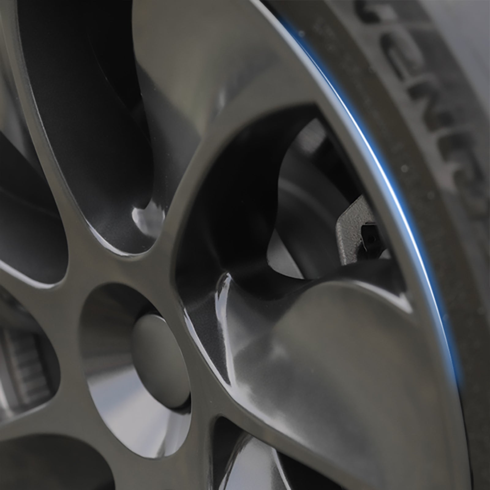 19'' Cyclone Style Wheel Cover for Tesla Model Y - MOTENIO